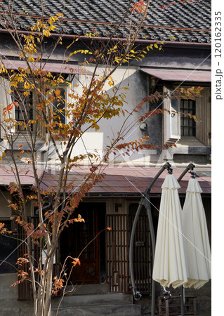 'KURA' house and autumn leaves / 漆喰の土蔵(日本蔵)と庭先の紅葉 'KURA' house and autumn leaves / 漆喰の土蔵(日本蔵)と庭先の紅葉 120162335