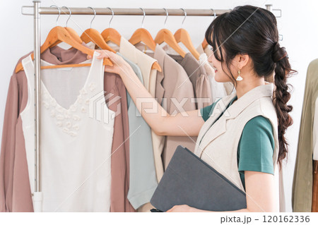 アパレルショップでタブレットを使う女性店員（在庫管理・商品管理） 120162336