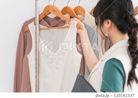 アパレルショップでタブレットを使う女性店員(在庫管理・商品管理) アパレルショップでタブレットを使う女性店員(在庫管理・商品管理) 120162337