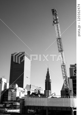 東京都市風景 新宿駅西口の再開発工事 2024.11　g-5 モノクロ 120162474