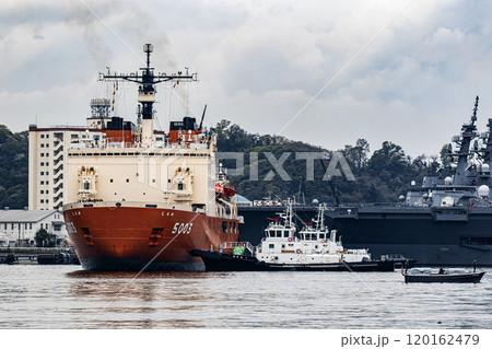 海上自衛隊横須賀基地に入港し停泊のために曳舟に曳航される海上自衛隊砕氷艦しらせ 120162479