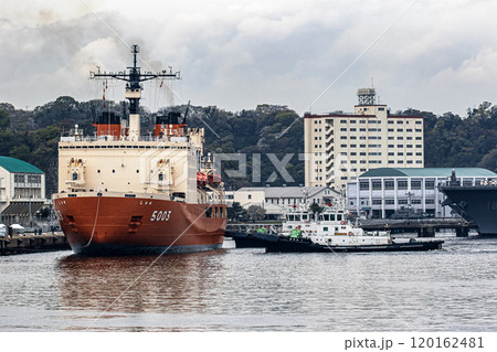 海上自衛隊横須賀基地に入港し停泊のために曳舟に曳航される海上自衛隊砕氷艦しらせ 120162481