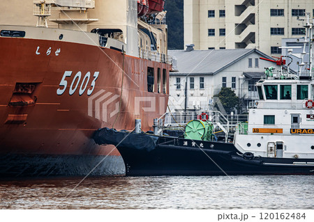 海上自衛隊横須賀基地に入港し停泊のために曳舟に曳航される海上自衛隊砕氷艦しらせ 120162484