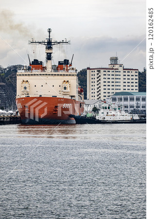 海上自衛隊横須賀基地に入港し停泊のために曳舟に曳航される海上自衛隊砕氷艦しらせ 120162485
