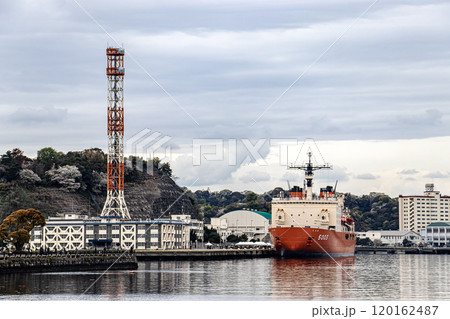 海上自衛隊横須賀基地に入港し停泊する海上自衛隊砕氷艦しらせ 120162487