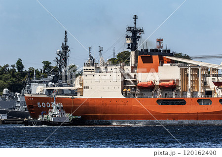 海上自衛隊横須賀基地から曳舟に曳航され出港した海上自衛隊砕氷艦しらせ 120162490