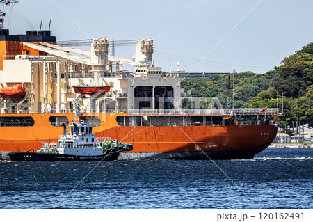 海上自衛隊横須賀基地から曳舟に曳航され出港した海上自衛隊砕氷艦しらせ 120162491