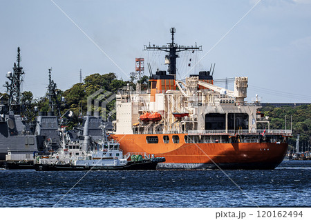 海上自衛隊横須賀基地から曳舟に曳航され出港した海上自衛隊砕氷艦しらせ 海上自衛隊横須賀基地から曳舟に曳航され出港した海上自衛隊砕氷艦しらせ 120162494