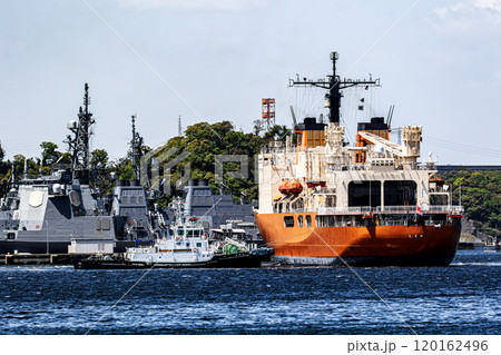 海上自衛隊横須賀基地から曳舟に曳航され出港した海上自衛隊砕氷艦しらせ 120162496