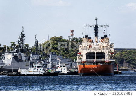 海上自衛隊横須賀基地から曳舟に曳航され出港した海上自衛隊砕氷艦しらせ 120162498