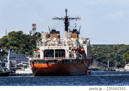海上自衛隊横須賀基地から曳舟に曳航され出港した海上自衛隊砕氷艦しらせ 120162501