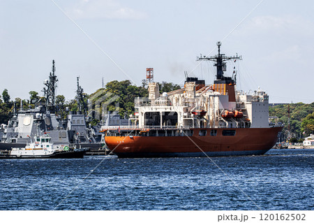 海上自衛隊横須賀基地から曳舟に曳航され出港した海上自衛隊砕氷艦しらせ 海上自衛隊横須賀基地から曳舟に曳航され出港した海上自衛隊砕氷艦しらせ 120162502