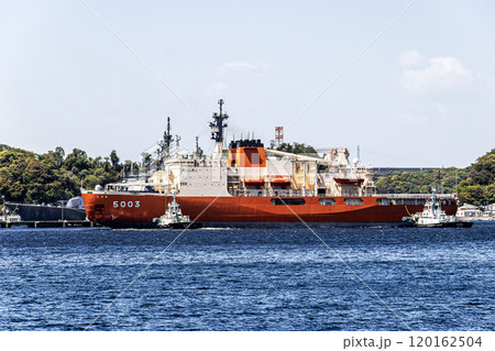海上自衛隊横須賀基地から曳舟に曳航され出港した海上自衛隊砕氷艦しらせ 120162504