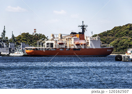 海上自衛隊横須賀基地から曳舟に曳航され出港した海上自衛隊砕氷艦しらせ 120162507