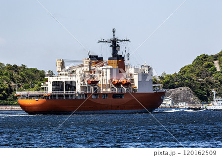 海上自衛隊横須賀基地から曳舟に曳航され出港した海上自衛隊砕氷艦しらせ 120162509