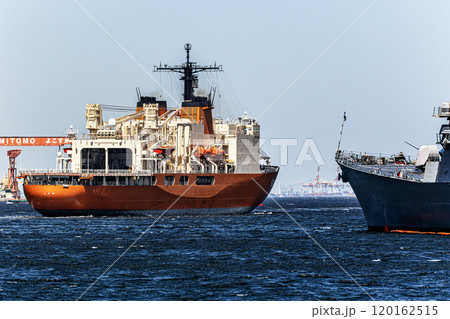 海上自衛隊横須賀基地から出港した海上自衛隊砕氷艦しらせ 120162515