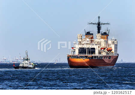 海上自衛隊横須賀基地から曳舟に曳航され出港した海上自衛隊砕氷艦しらせ 120162517