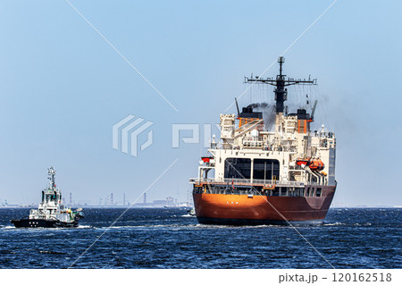 海上自衛隊横須賀基地から曳舟に曳航され出港した海上自衛隊砕氷艦しらせ 120162518