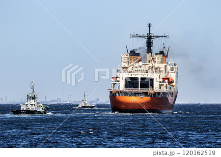 海上自衛隊横須賀基地から曳舟に曳航され出港した海上自衛隊砕氷艦しらせ 120162519