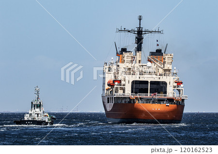 海上自衛隊横須賀基地から曳舟に曳航され出港した海上自衛隊砕氷艦しらせ 120162523