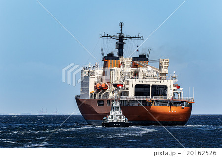 海上自衛隊横須賀基地から曳舟に曳航され出港した海上自衛隊砕氷艦しらせ 120162526