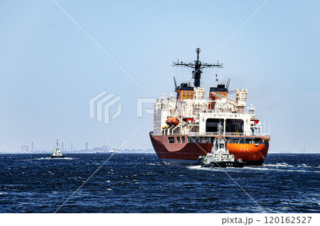 海上自衛隊横須賀基地から曳舟に曳航され出港した海上自衛隊砕氷艦しらせ 120162527