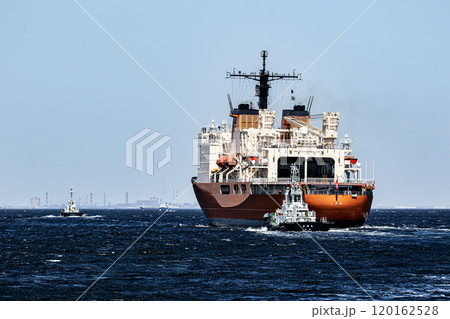 海上自衛隊横須賀基地から曳舟に曳航され出港した海上自衛隊砕氷艦しらせ 海上自衛隊横須賀基地から曳舟に曳航され出港した海上自衛隊砕氷艦しらせ 120162528