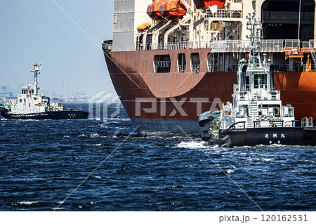 海上自衛隊横須賀基地から曳舟に曳航され出港した海上自衛隊砕氷艦しらせ 120162531