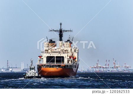 海上自衛隊横須賀基地から曳舟に曳航され出港した海上自衛隊砕氷艦しらせ 海上自衛隊横須賀基地から曳舟に曳航され出港した海上自衛隊砕氷艦しらせ 120162533