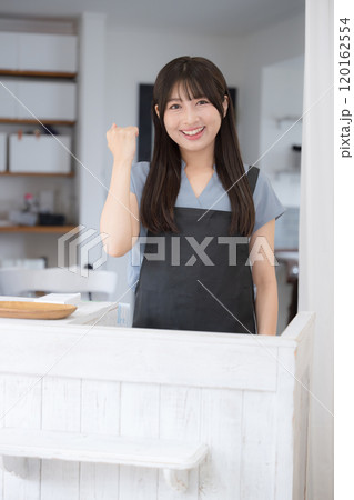 美容師さんやカフェの店員さんのガッツポーズイメージ カメラ目線 美容師さんやカフェの店員さんのガッツポーズイメージ カメラ目線 120162554
