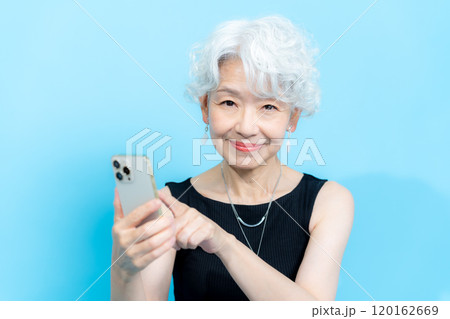 スマホを操作するシニア女性 スマホを操作するシニア女性 120162669