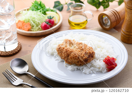 カレーをかける前のコロッケカレー 120162710