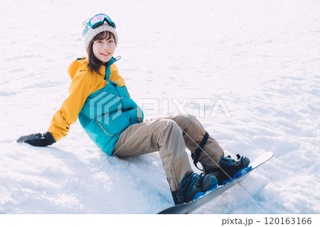 スノーボードをする若い女性 スノーボードをする若い女性 120163166