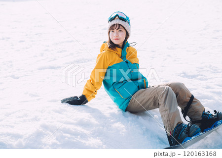 スノーボードをする若い女性 120163168