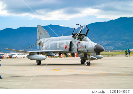 離陸準備中の航空自衛隊戦闘機 F-4EJ改 離陸準備中の航空自衛隊戦闘機 F-4EJ改 120164097