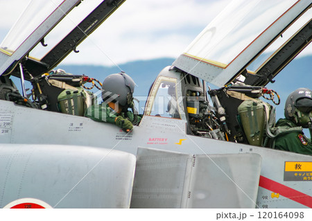 航空自衛隊戦闘機F-4EJ改のコクピットに乗り込むパイロット 120164098