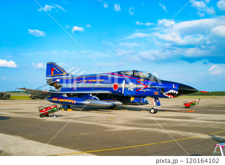 展示される航空自衛隊の偵察機RF-4E 記念塗装機 展示される航空自衛隊の偵察機RF-4E 記念塗装機 120164102