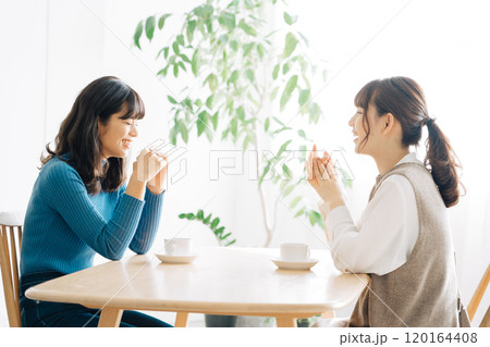 カフェでお茶をする女性 120164408