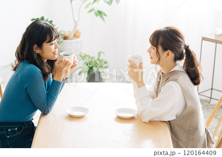 カフェでお茶をする女性 120164409