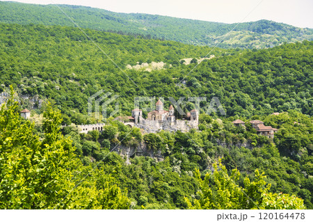 森林の中にひっそりたたずむモツァメタ修道院の絶景 120164478