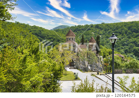 森林の中にひっそりたたずむモツァメタ修道院の絶景 120164575
