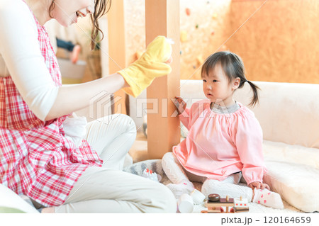 保育園・幼稚園・託児所・保育所で遊ぶ子供と保育士・ベビーシッター 120164659