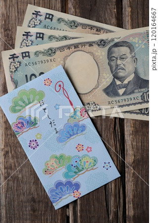 お正月のお年玉　お年玉袋と千円札 120164667