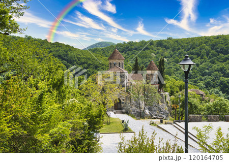 森林の中にひっそりたたずむモツァメタ修道院の絶景 120164705