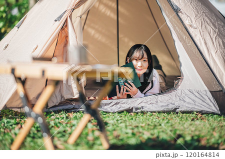 テントの中で読書をする若い女性 テントの中で読書をする若い女性 120164814