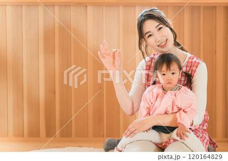 幼児の女の子を抱っこする保育士・保母さんの若いアジア人女性 幼児の女の子を抱っこする保育士・保母さんの若いアジア人女性 120164829