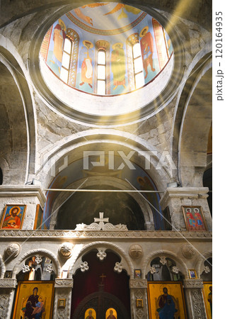 森林の中にひっそりたたずむモツァメタ修道院の絶景 120164935