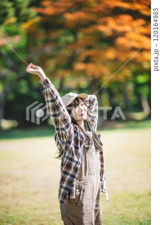 休日のキャンプで息抜きをする若い女性 休日のキャンプで息抜きをする若い女性 120164985