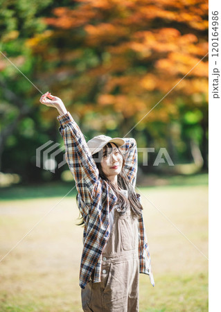 休日のキャンプで息抜きをする若い女性 休日のキャンプで息抜きをする若い女性 120164986