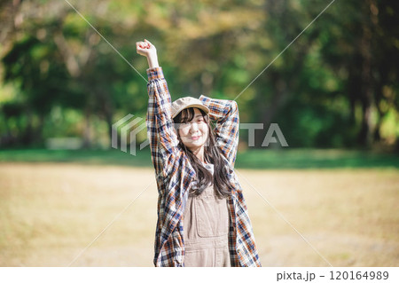 休日のキャンプで息抜きをする若い女性 休日のキャンプで息抜きをする若い女性 120164989